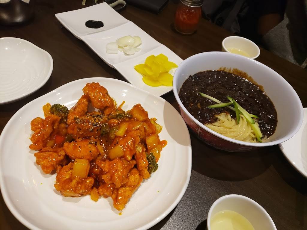 북경반점 Restaurant Beijing | restaurant | 4925 Dundas St W, Etobicoke, ON M9A 1B6, Canada | 6473437838 OR +1 647-343-7838