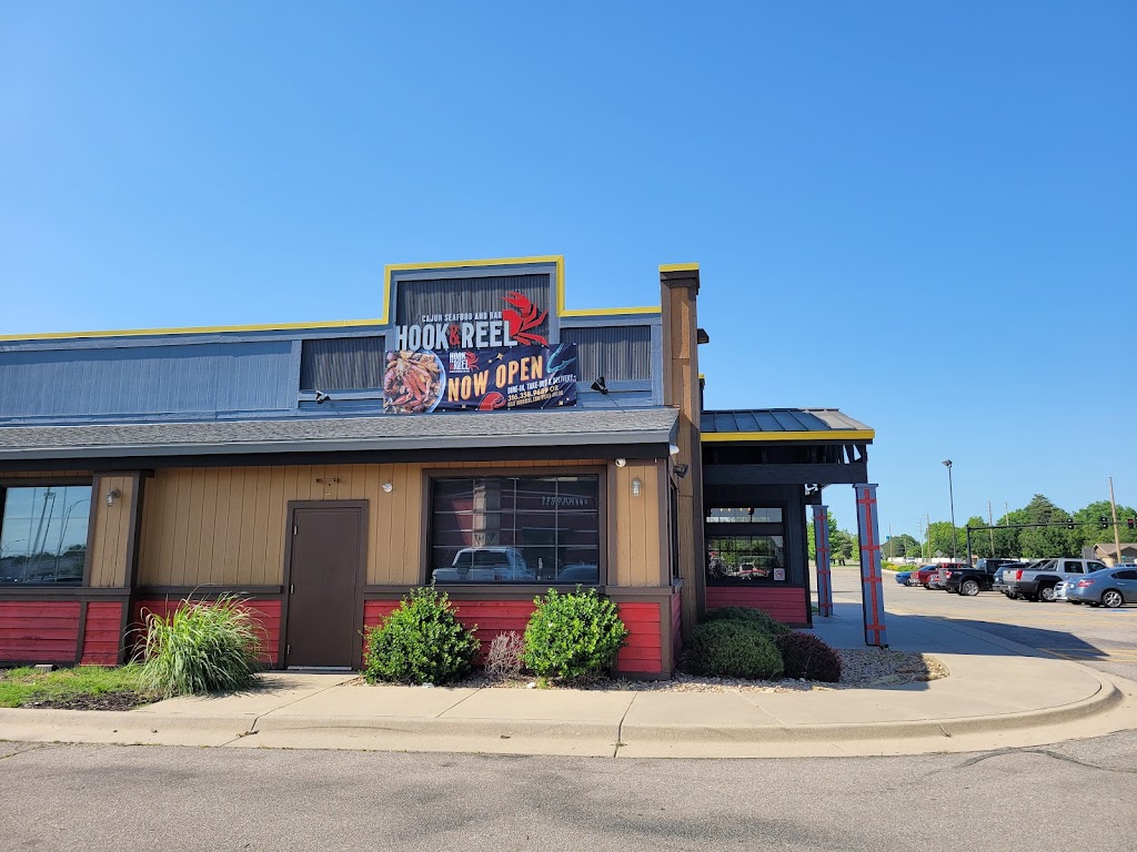 Hook & Reel Cajun Seafood & Bar | restaurant | 353 S Rock Rd, Wichita, KS 67207, USA | 3163589689 OR +1 316-358-9689
