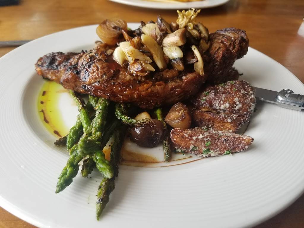 The Lake House Waterfront Grille and Event Center | restaurant | 730 Terrace Point Dr, Muskegon, MI 49440, USA | 2317224461 OR +1 231-722-4461