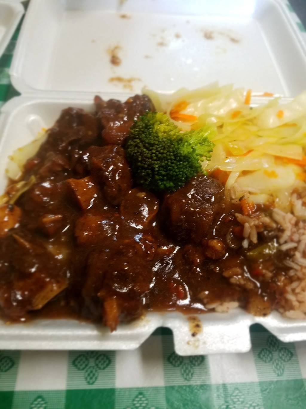 Mikeys Jamaican Restaurant & Pub | restaurant | 736 E Main St, Waterbury, CT 06702, USA | 2037558112 OR +1 203-755-8112