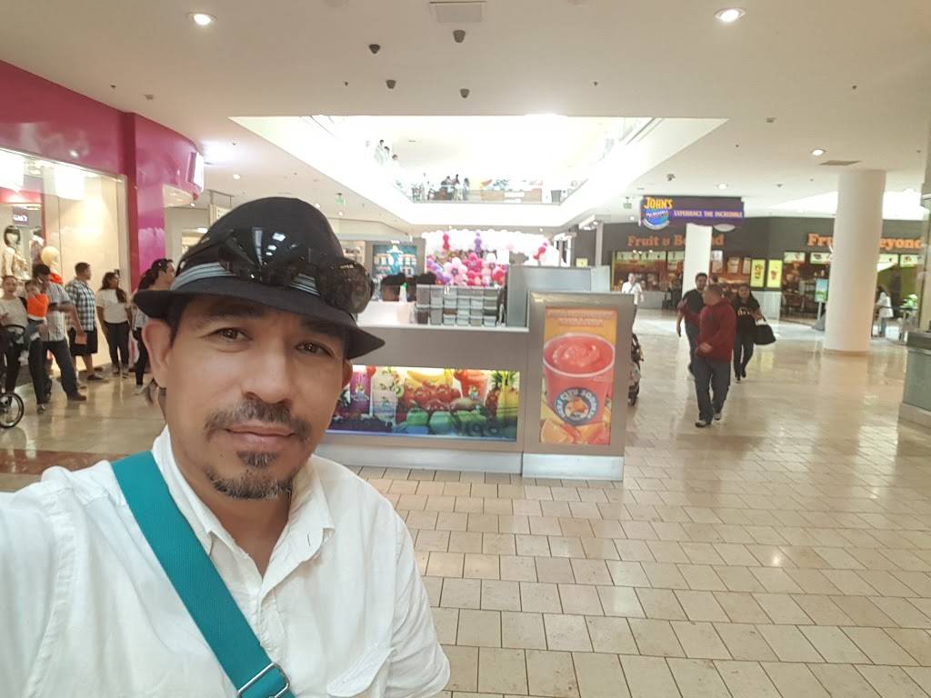 Surf City Squeeze | restaurant | 3030 Plaza Bonita Rd Suite 9003, National City, CA 91950, USA | 6194756636 OR +1 619-475-6636