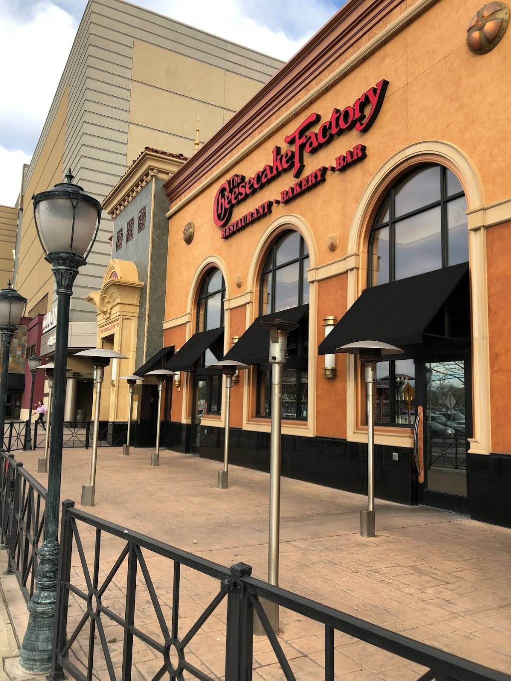 The Cheesecake Factory | restaurant | 131 Wolf Rd, Albany, NY 12205, USA | 5184532500 OR +1 518-453-2500