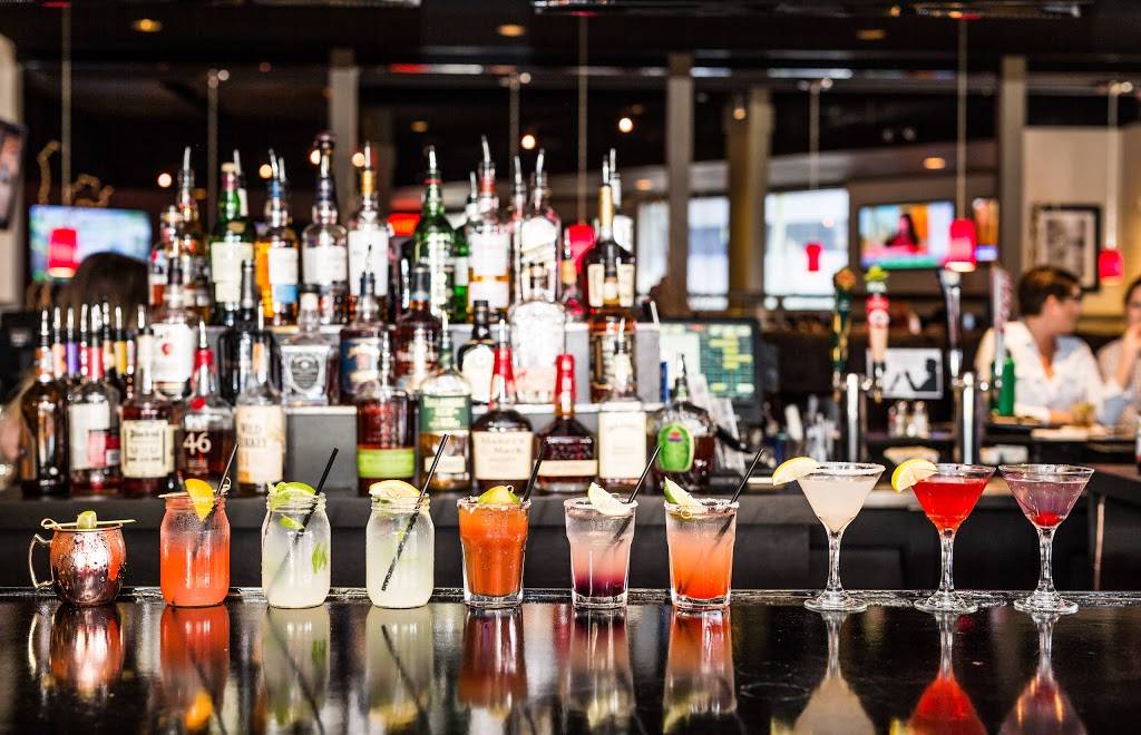 Half Moon Sports Grill | night club | 288 E Greenway Pkwy #103, Phoenix, AZ 85022, USA | 6029936600 OR +1 602-993-6600