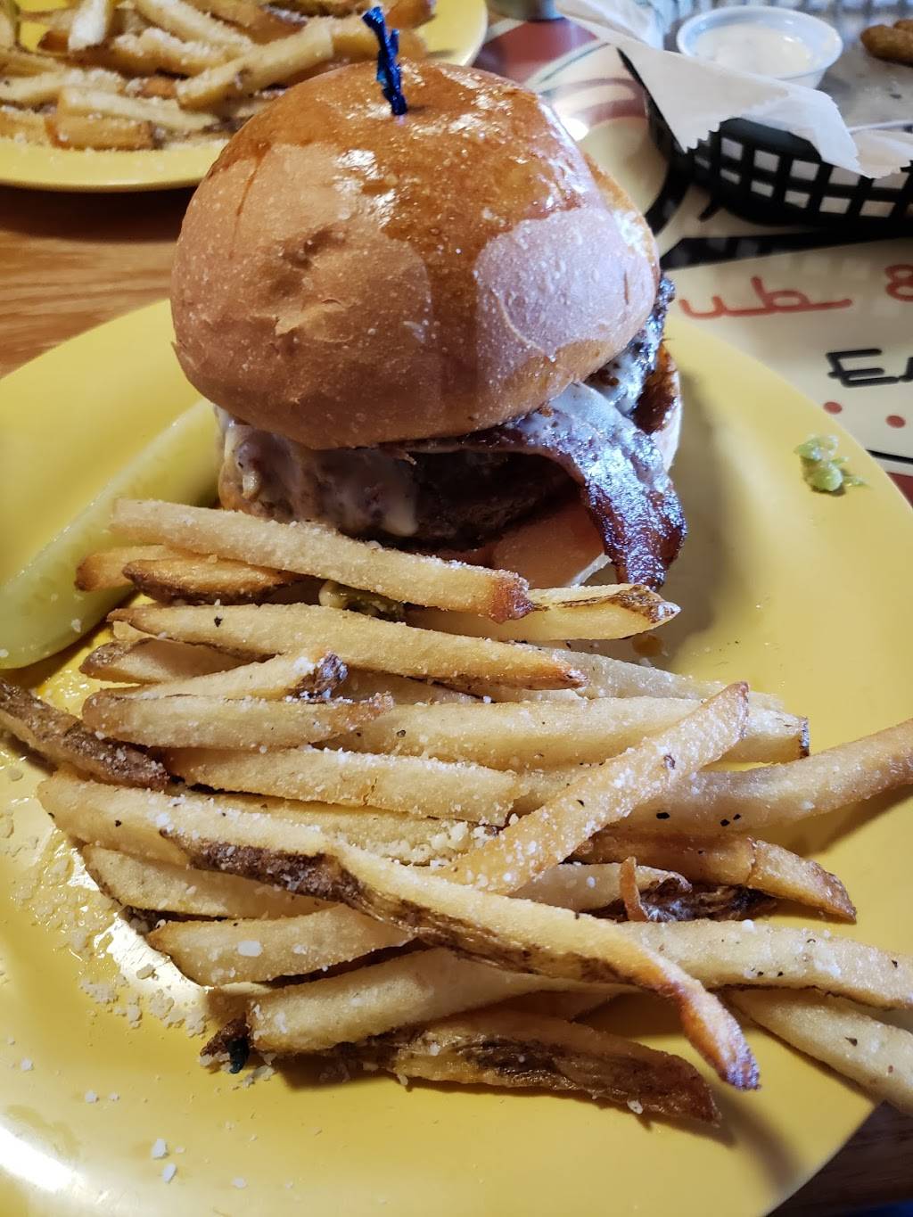 Oscars Pub & Grill | restaurant | 1712 W Pierce St, Milwaukee, WI 53204, USA | 4148101820 OR +1 414-810-1820