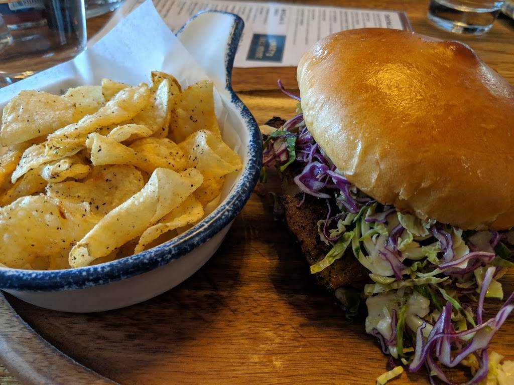 Lindeys Lake House Flats | restaurant | 1146 Old River Rd, Cleveland, OH 44113, USA | 2167270158 OR +1 216-727-0158