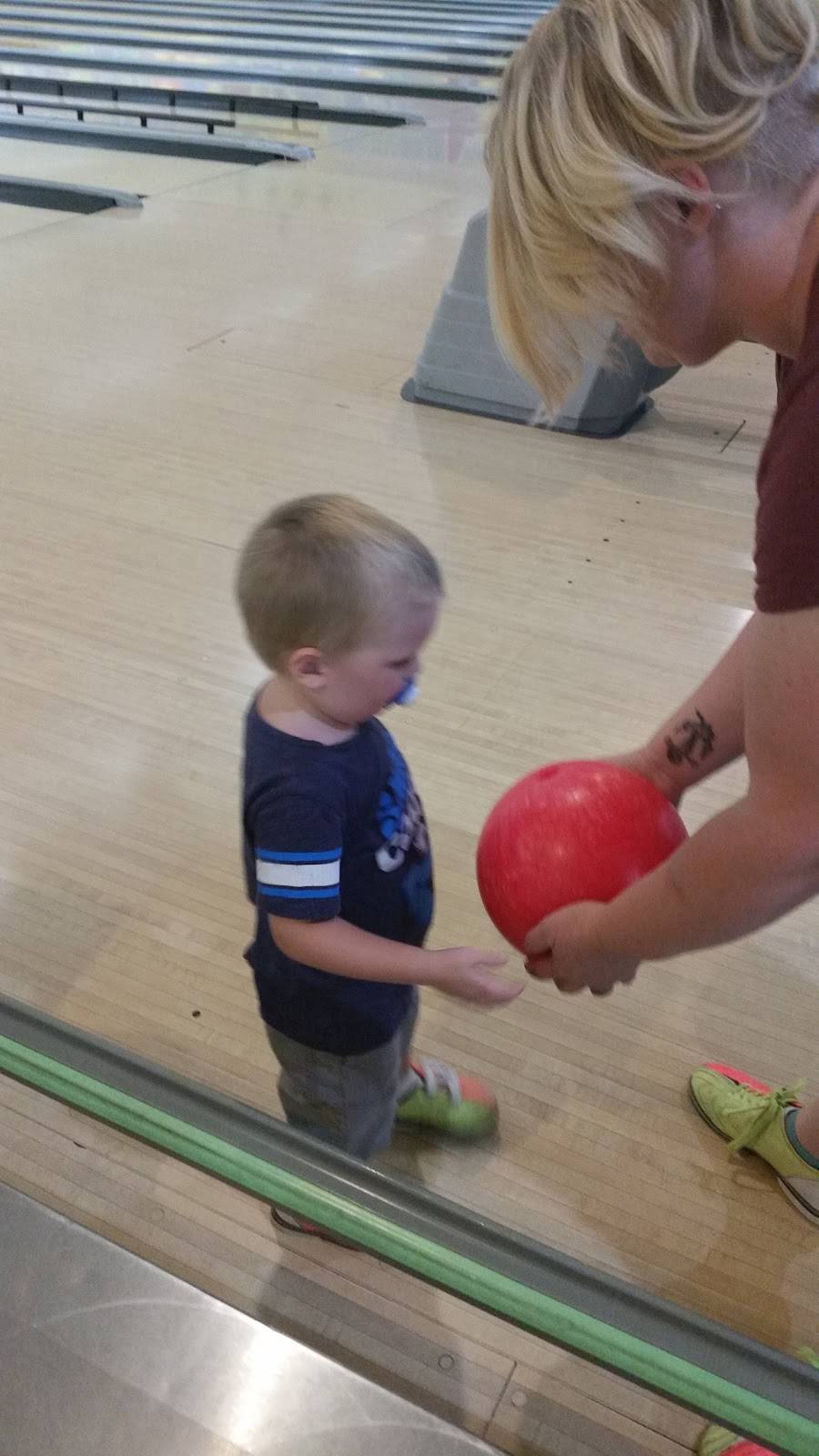 Illinois Valley Super Bowl | restaurant | 4242 Mahoney Dr, Peru, IL 61354, USA | 8152235085 OR +1 815-223-5085