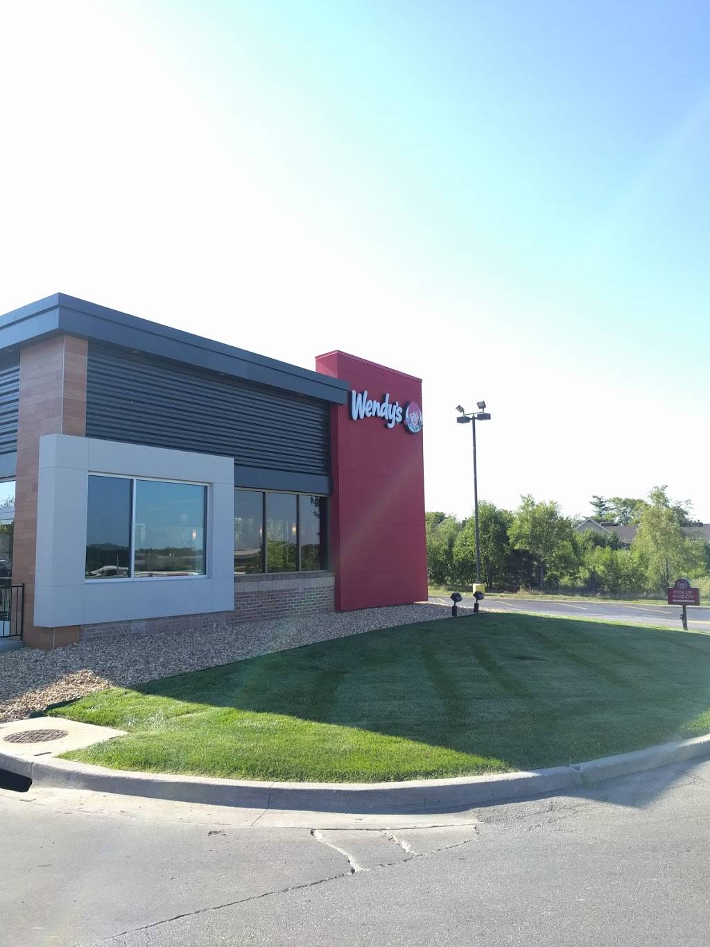 Wendys | restaurant | 9800 NW Prairie View Rd, Kansas City, MO 64153, USA | 8168809480 OR +1 816-880-9480