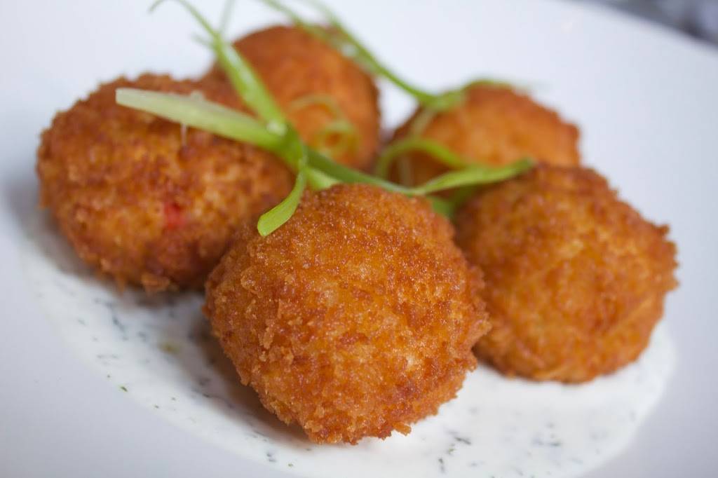 Oak & Oyster | restaurant | 724 N Milwaukee St, Milwaukee, WI 53202, USA | 4143237434 OR +1 414-323-7434