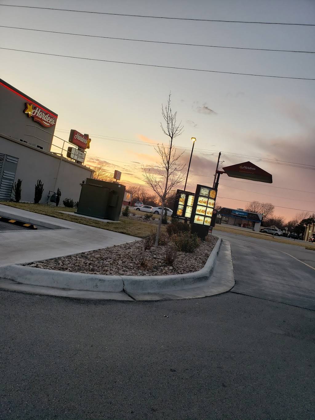 Hardees | restaurant | 1320 N Tyler Rd, Wichita, KS 67212, USA | 3162212478 OR +1 316-221-2478