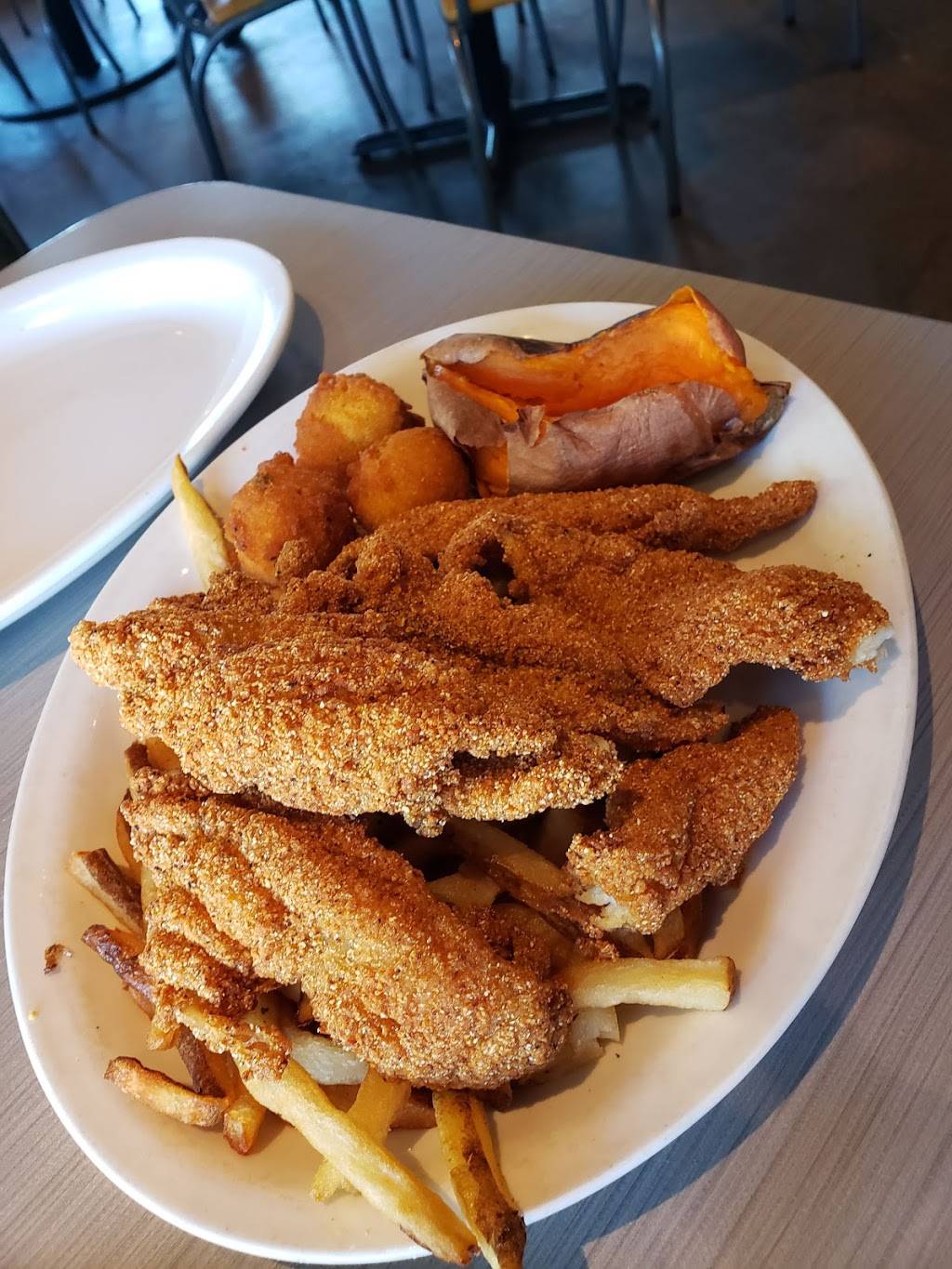 Soul Fish Cafe | restaurant | 4720 Poplar Ave, Memphis, TN 38117, USA | 9015900323 OR +1 901-590-0323
