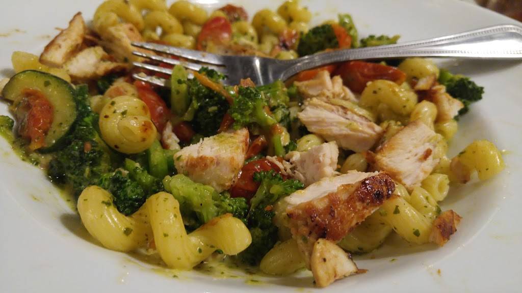 Ruby Tuesday | restaurant | 808 Academy Dr, Bessemer, AL 35022, USA | 2054253152 OR +1 205-425-3152