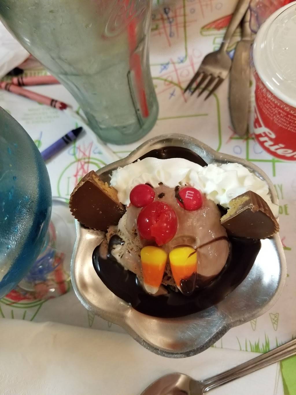 Friendlys | restaurant | 220 Mt Pleasant Rd, Smithtown, NY 11787, USA | 6313614974 OR +1 631-361-4974