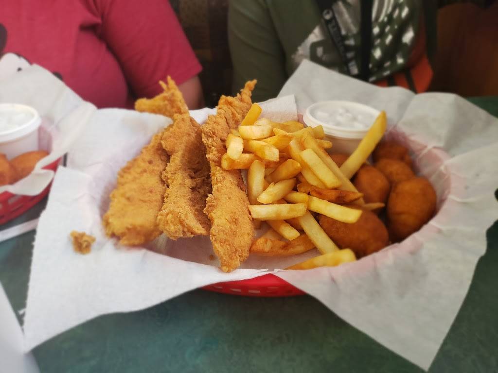 Moms Fish & Fry Seafood Restaurant | restaurant | 201 E Wilmington St, Maxton, NC 28364, USA | 9108442270 OR +1 910-844-2270