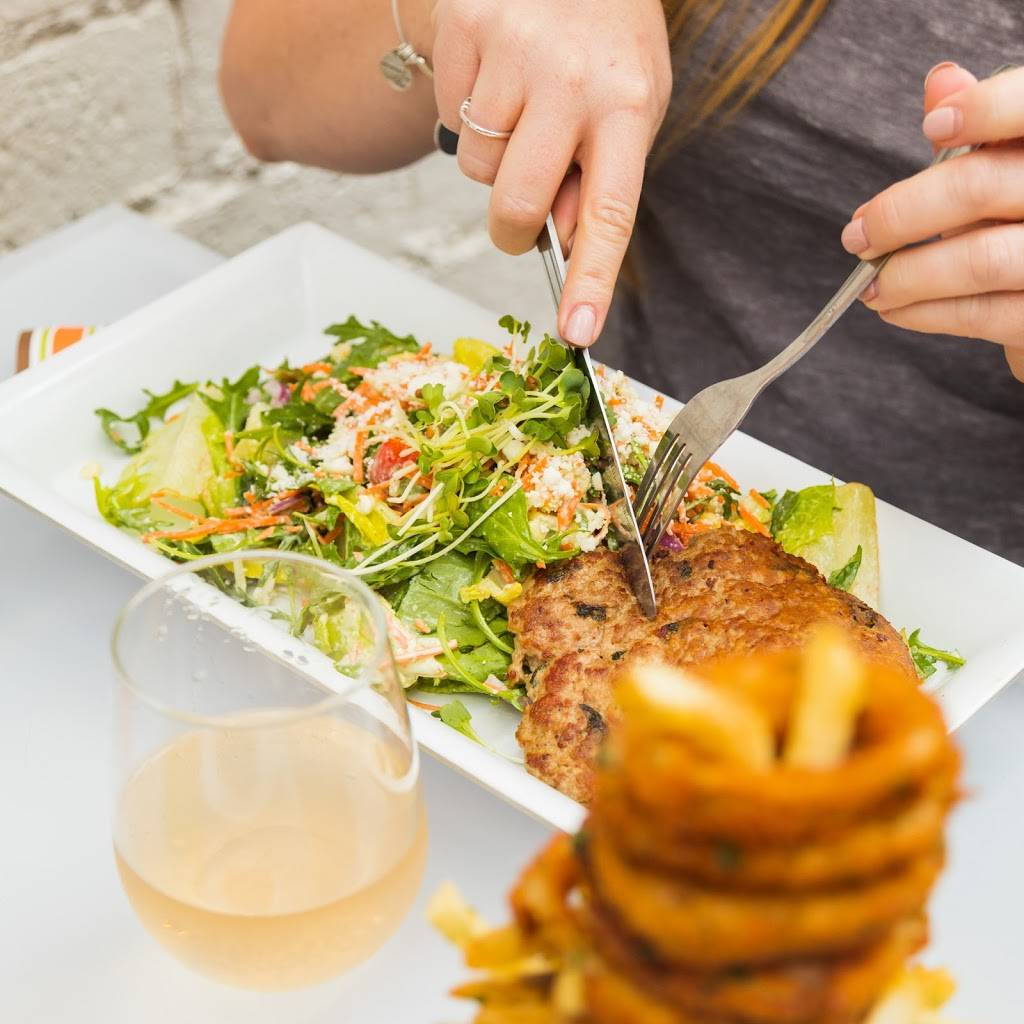 Burger Lounge | restaurant | 1198 Roseville Pkwy #135, Roseville, CA 95661, USA | 9165734107 OR +1 916-573-4107