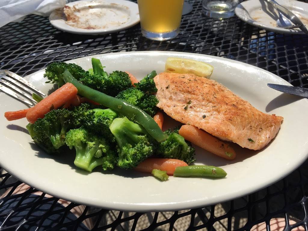 Crews Inn | restaurant | 31988 N River Rd, Harrison Charter Township, MI 48045, USA | 5864638144 OR +1 586-463-8144