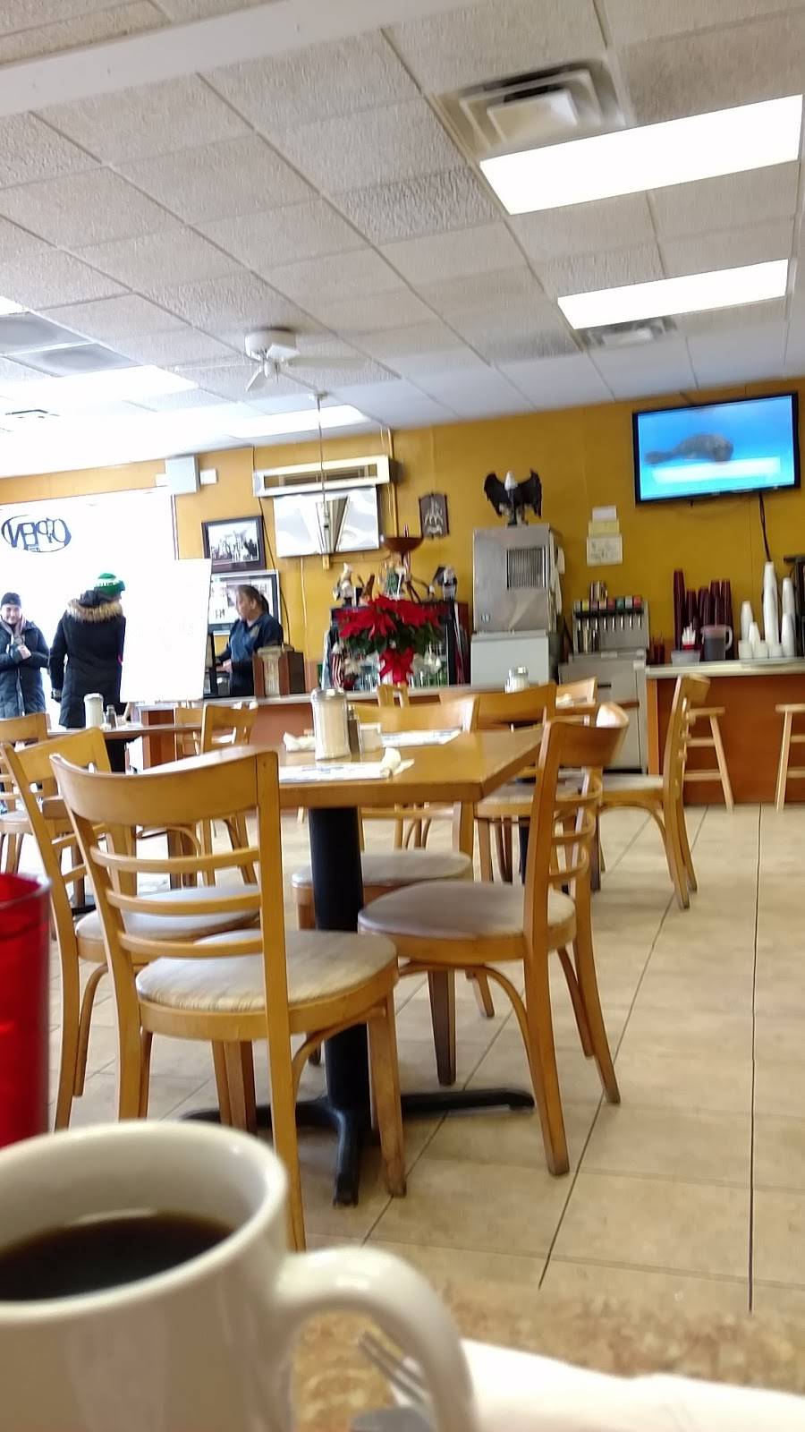 Zefs Coney Restaurant | restaurant | 201 3rd St, Bay City, MI 48708, USA | 9894021220 OR +1 989-402-1220