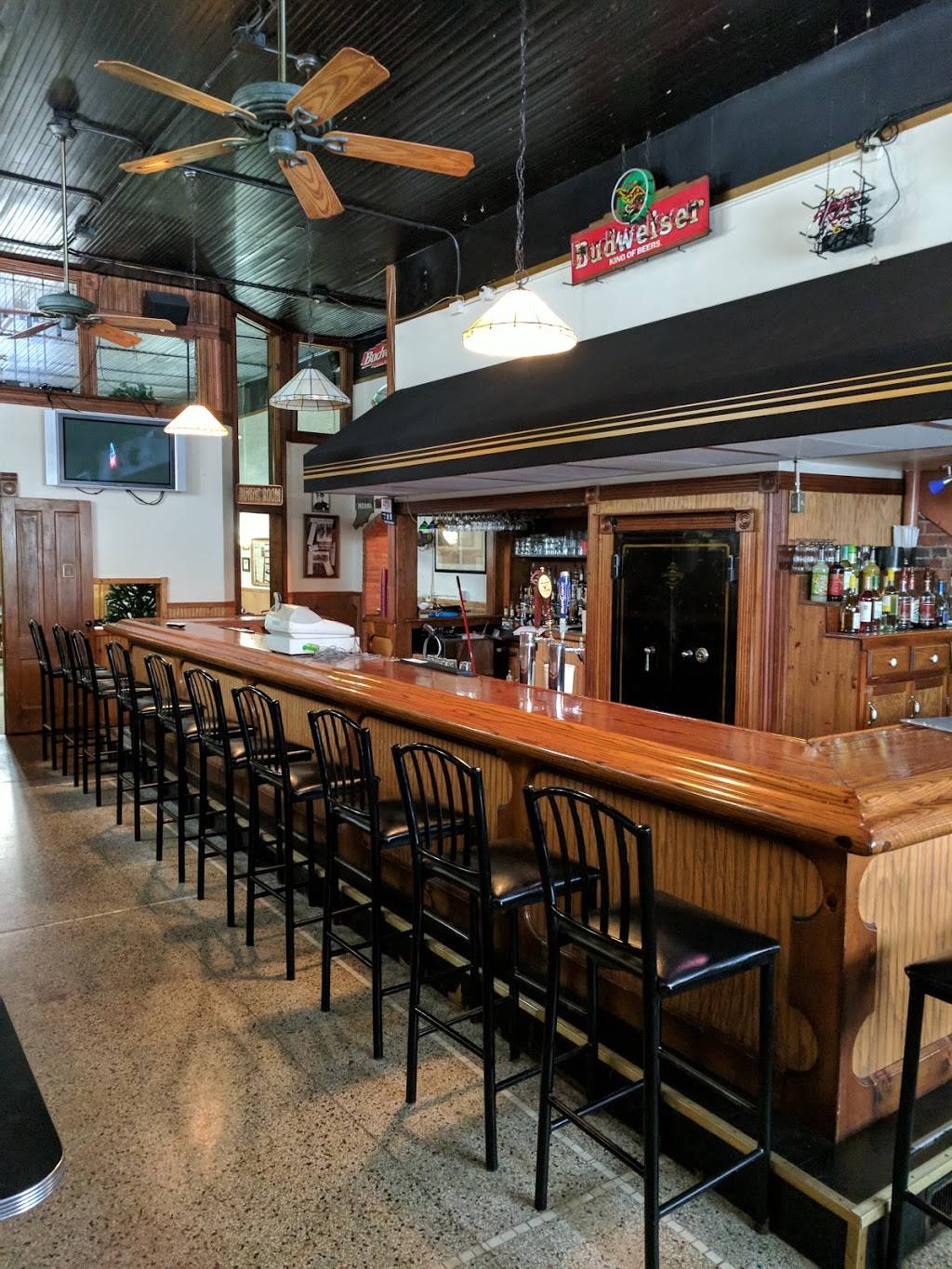 Elis Bar and Grille | restaurant | 302 N Main St, Hudson, IN 46747, USA | 2605873377 OR +1 260-587-3377