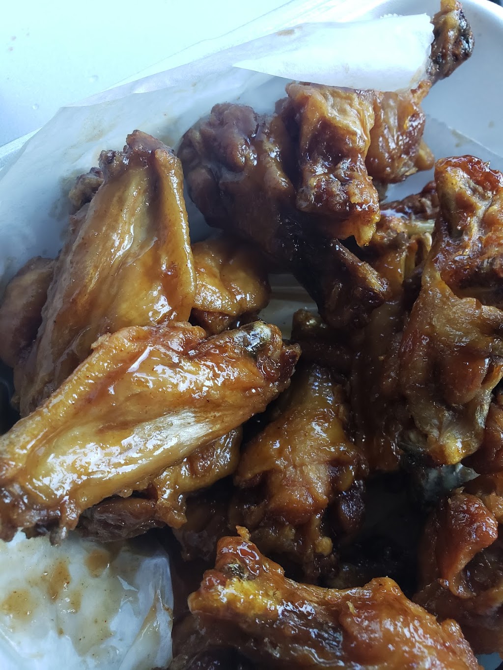 Wemos Famous Wings | restaurant | 312 Schillinger Rd S, Mobile, AL 36608, USA | 2516335877 OR +1 251-633-5877