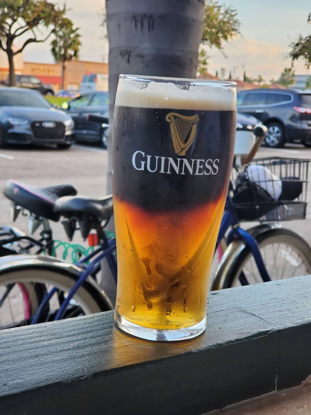 Hennesseys Tavern | restaurant | 1773 Newport Blvd, Costa Mesa, CA 92627, USA | 9496881123 OR +1 949-688-1123