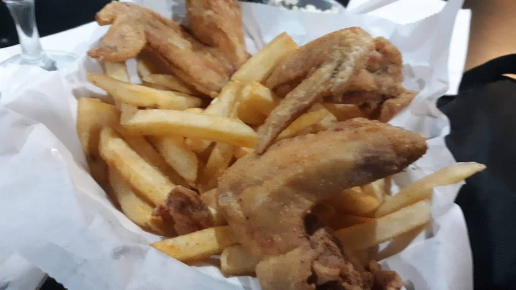 Wolfs Den | restaurant | 8214 Cedar Ave, Cleveland, OH 44103, USA | 2163916414 OR +1 216-391-6414