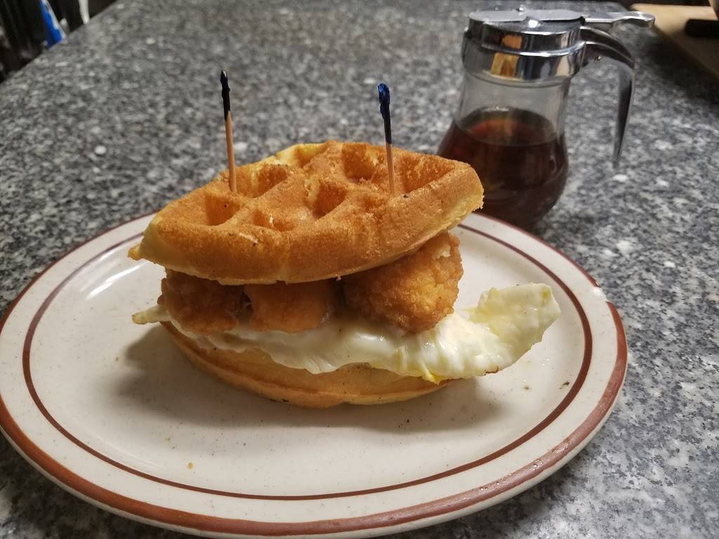 Pine Grove Diner | restaurant | 78 Lake Ave, Danbury, CT 06810, USA | 2037986556 OR +1 203-798-6556