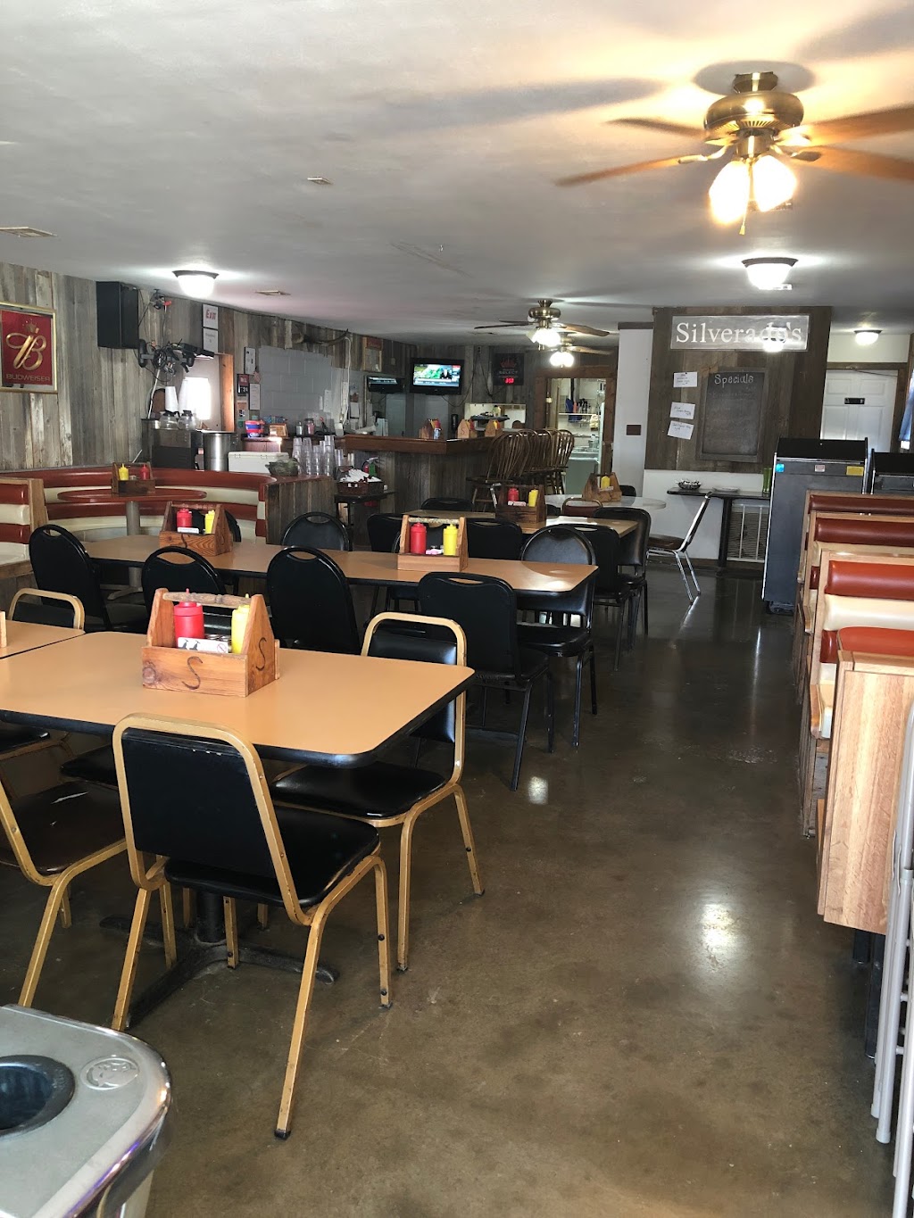 Silverado’s | restaurant | 112 2nd St, Piqua, KS 66761, USA | 6204682132 OR +1 620-468-2132