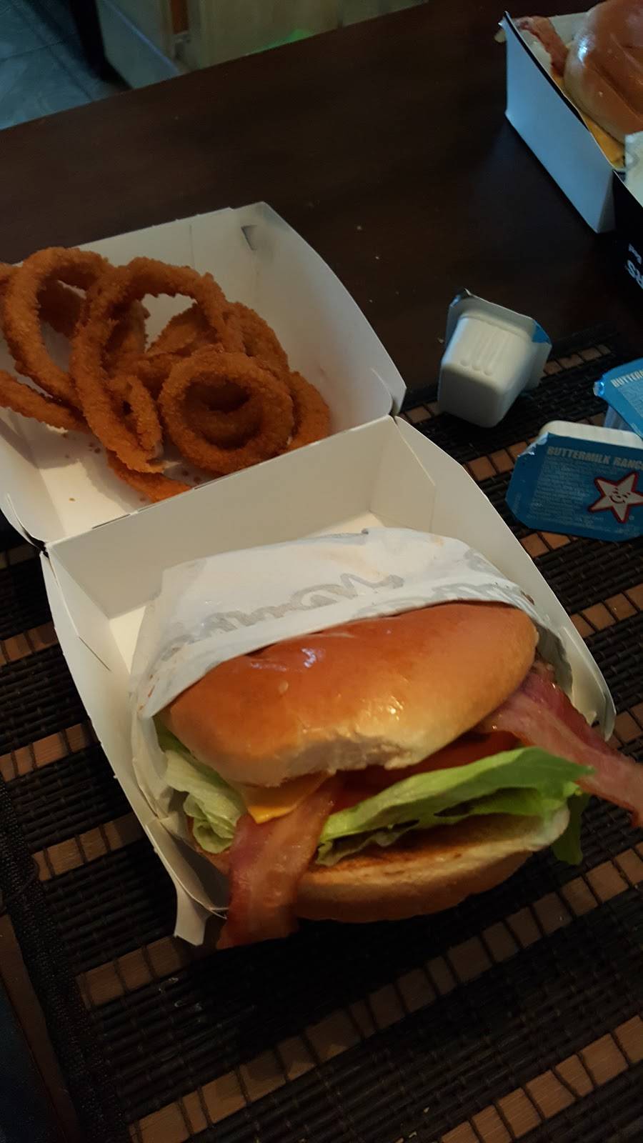 Carls Jr. | restaurant | 85 S Tower Square, Tulare, CA 93274, USA | 5596885638 OR +1 559-688-5638