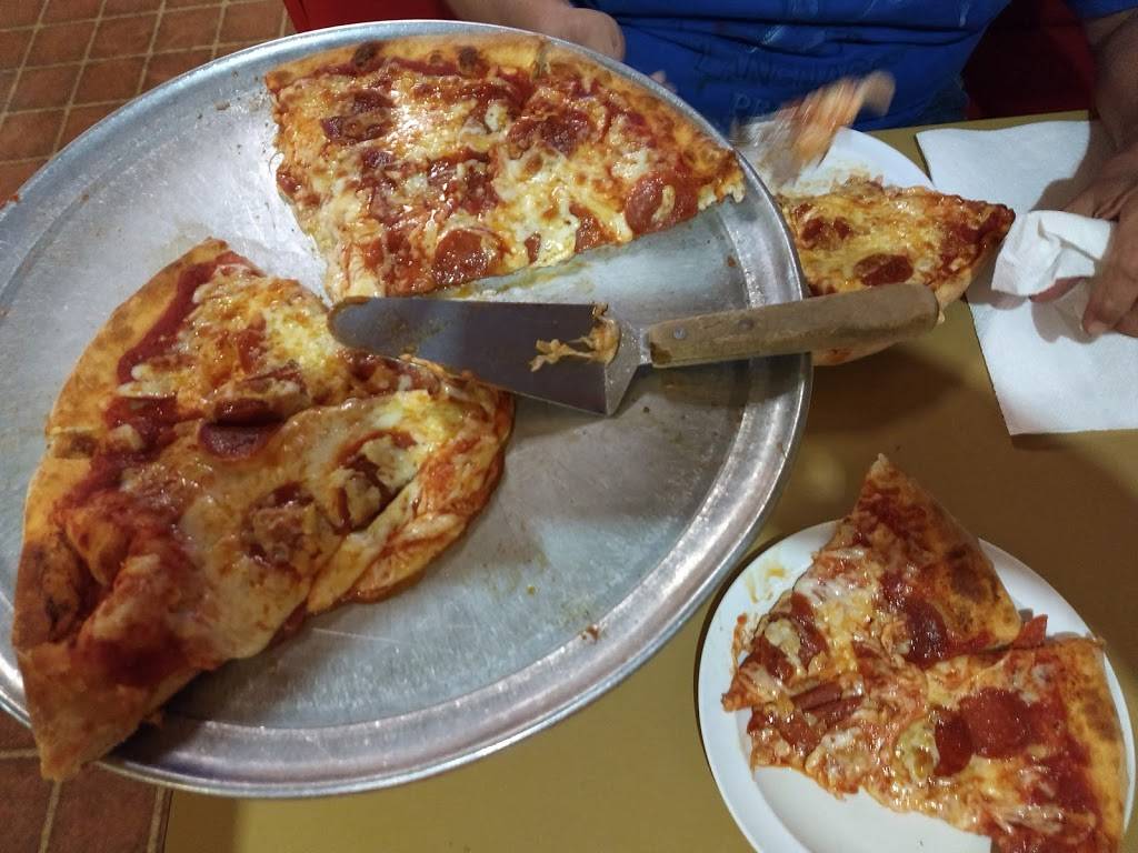 Luigis Pizza | restaurant | 2331 Tamiami Trail E, Naples, FL 34112, USA | 2397756669 OR +1 239-775-6669