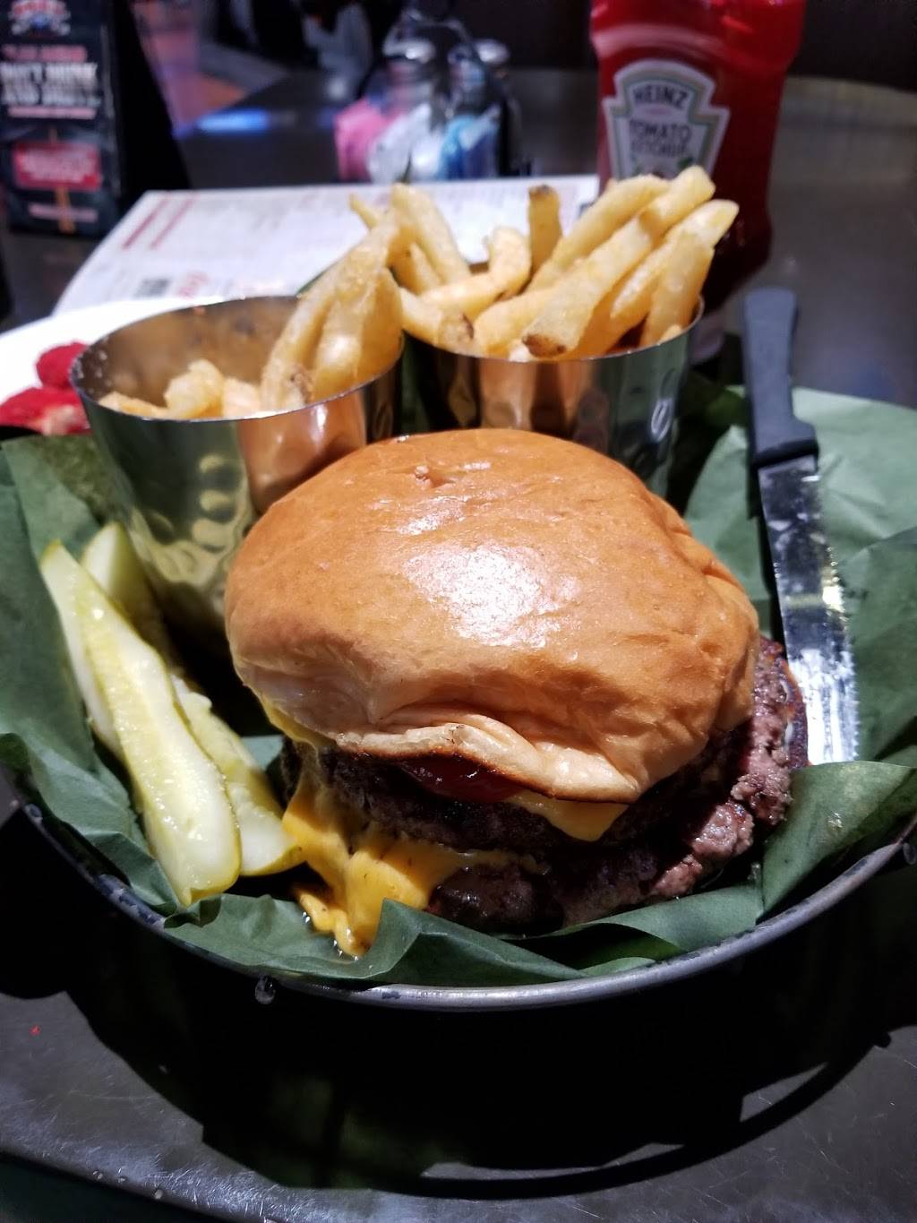 Bombshells | restaurant | 7501 N Stemmons Fwy, Dallas, TX 75247, USA | 2142672662 OR +1 214-267-2662