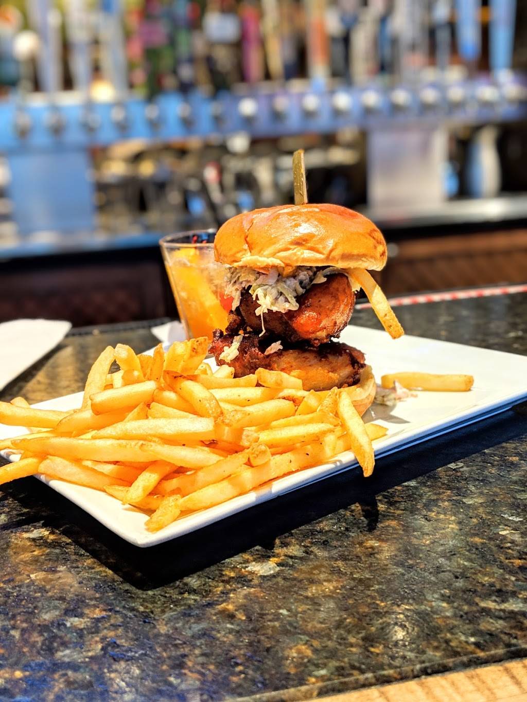 Bar Louie | night club | 320 23rd St S, Arlington, VA 22202, USA | 5713027420 OR +1 571-302-7420