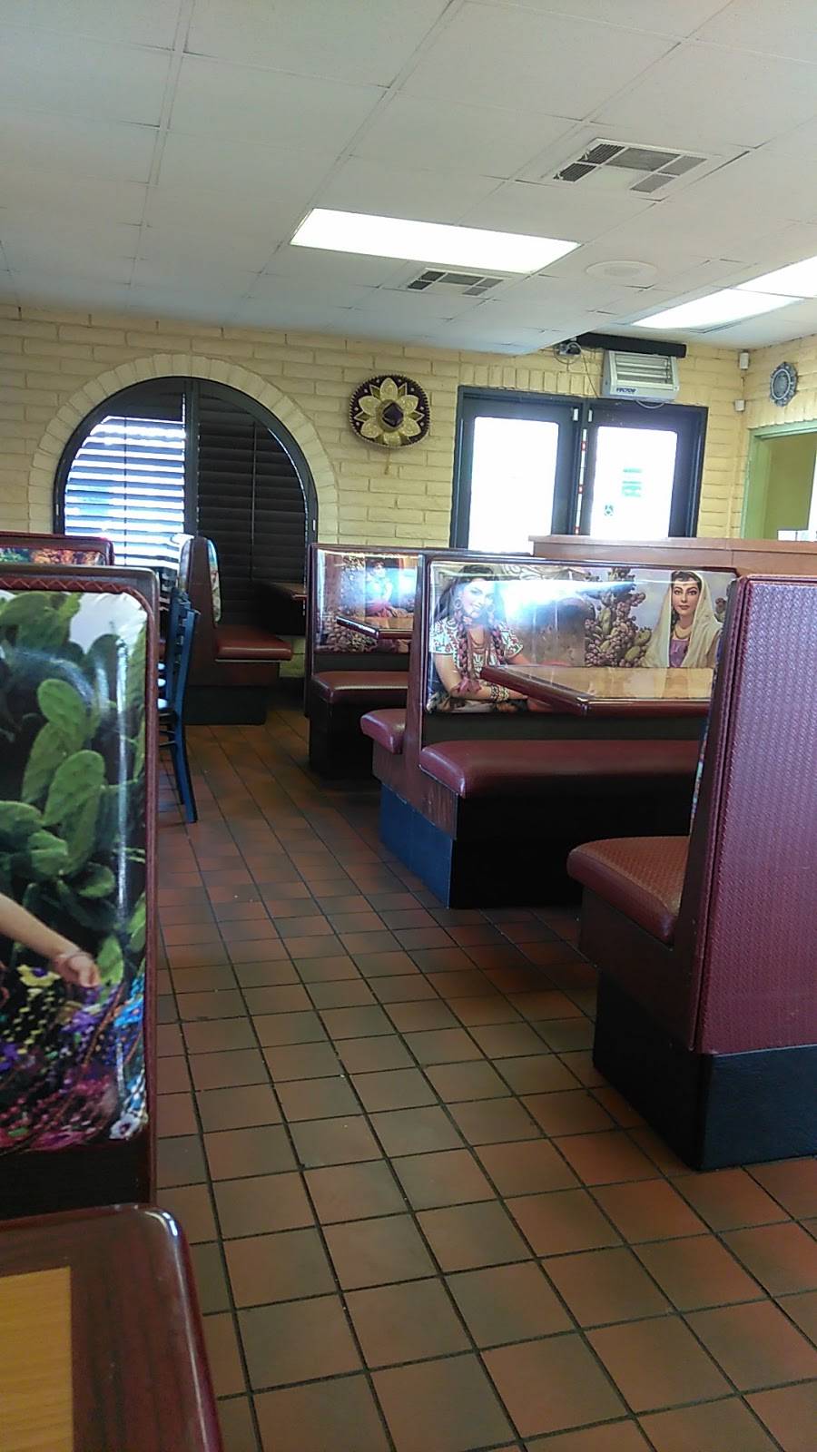Los Robles Restaurant | restaurant | 911 CA-79, Hemet, CA 92543, USA | 9519291832 OR +1 951-929-1832