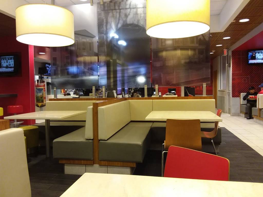 McDonalds | cafe | 250 S Eastwood Dr, Woodstock, IL 60098, USA | 8153383025 OR +1 815-338-3025