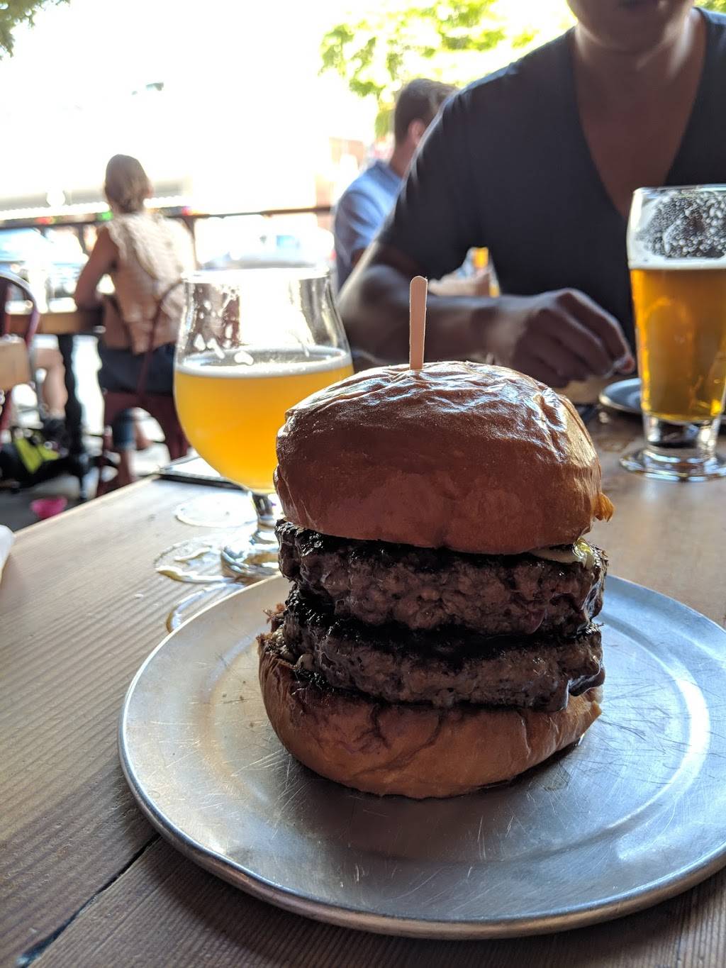 Stout Burgers and Beers | restaurant | 111 Santa Monica Blvd, Santa Monica, CA 90401, USA | 3102608679 OR +1 310-260-8679