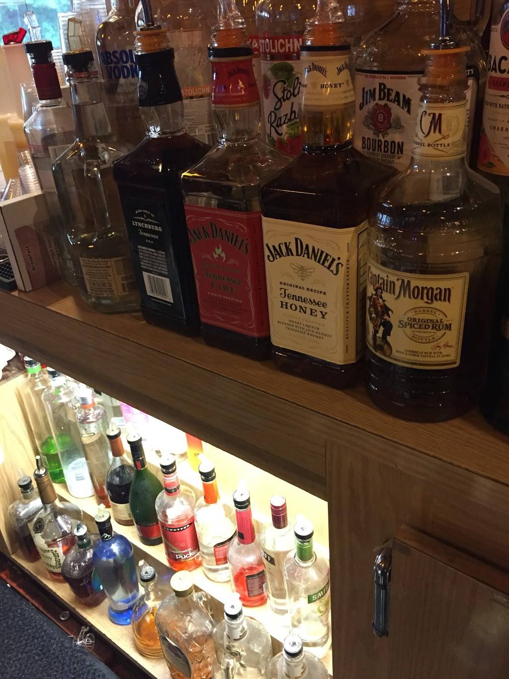 Nineteenth Hole Restaurant | restaurant | 650 Brooklawn Ave, Bridgeport, CT 06604, USA | 2033335752 OR +1 203-333-5752