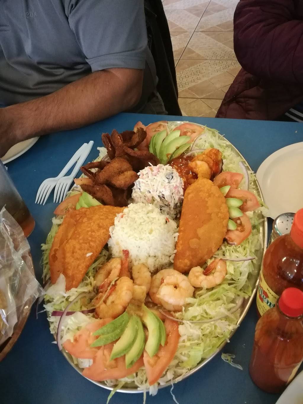 Mariscos La Grulla | restaurant | 3325 W Cermak Rd, Chicago, IL 60623, USA | 7735218797 OR +1 773-521-8797