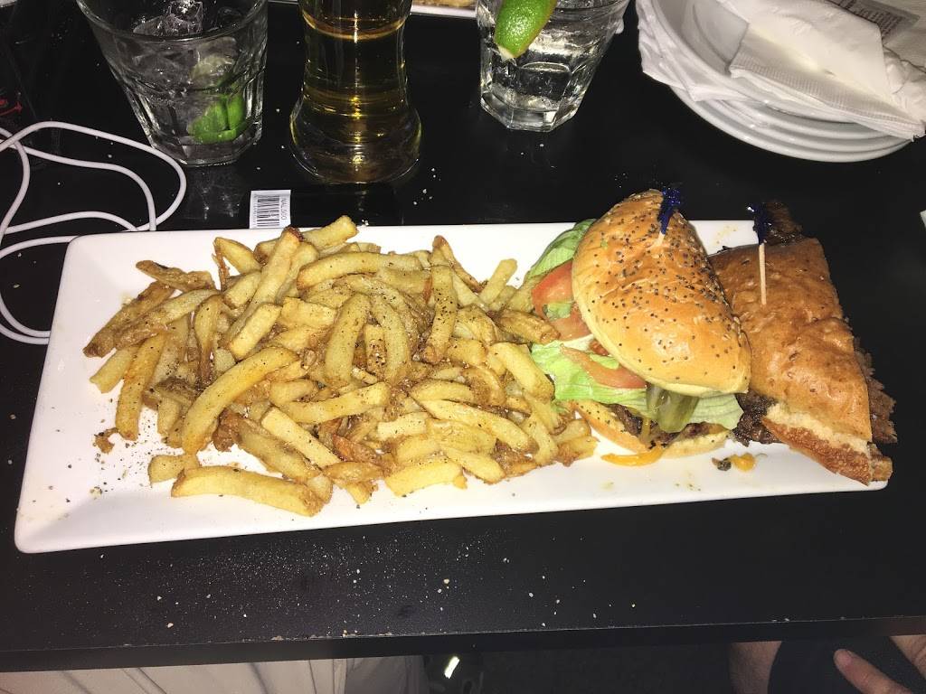 Malones Pint House | restaurant | 118 Bradford St, Barrie, ON L4N 3B1, Canada | 7057399070 OR +1 705-739-9070