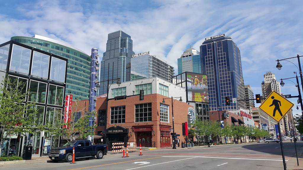 Shark Bar | restaurant | 1340 Grand Blvd, Kansas City, MO 64106, USA | 8164428140 OR +1 816-442-8140