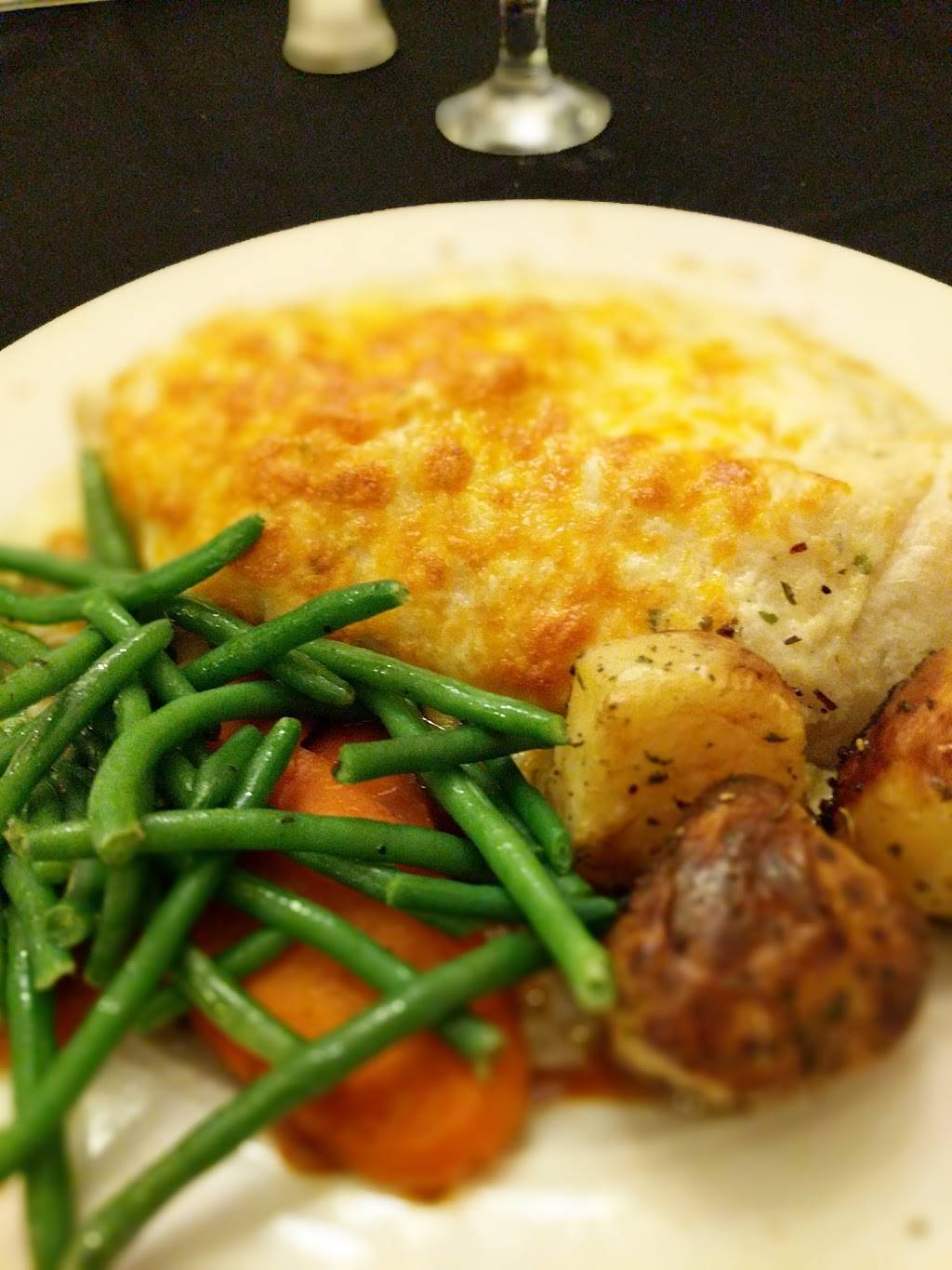 Casa Bella Restaurant | restaurant | 425 Riverview Dr, Chatham, ON N7M 0N3, Canada | 5193545270 OR +1 519-354-5270