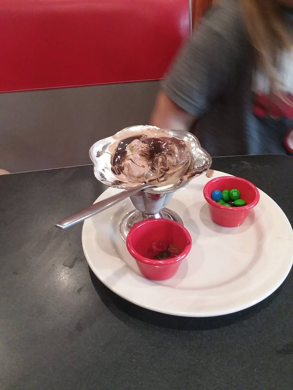 Friendlys | restaurant | 562 N Main St, East Longmeadow, MA 01028, USA | 4137810839 OR +1 413-781-0839