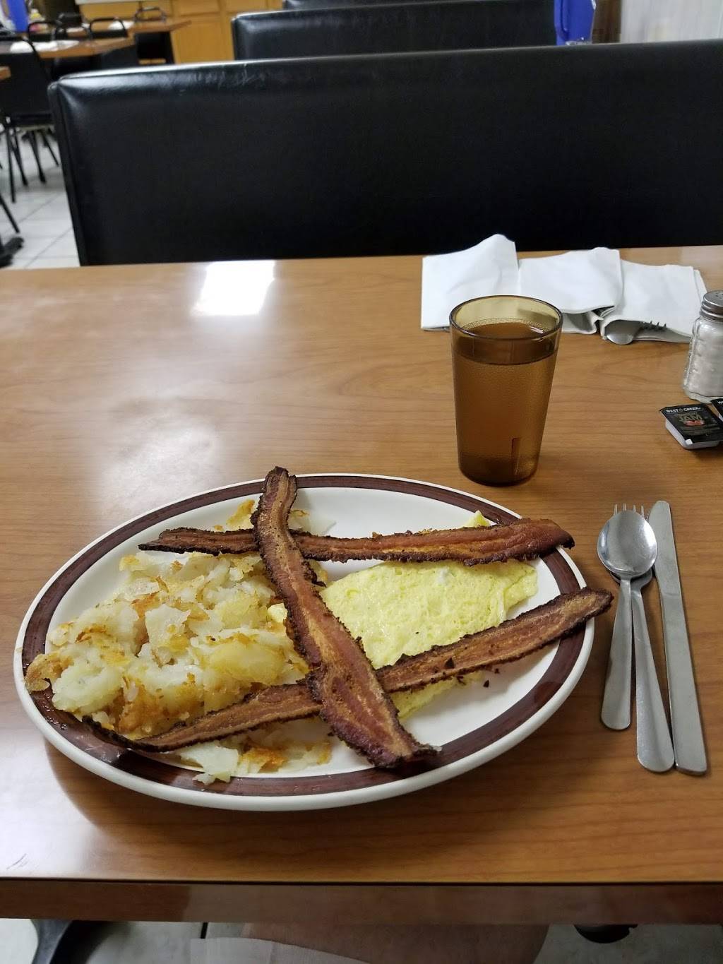 Snack Time Family Restaurant | restaurant | 1010 6th St, Nevada, IA 50201, USA | 5153825254 OR +1 515-382-5254