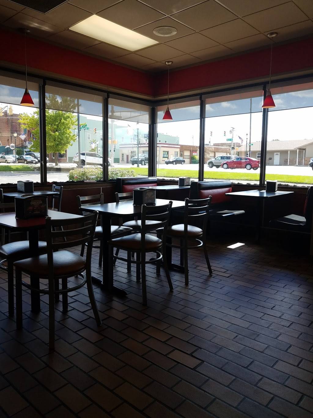 Hardees | restaurant | 211 N Main St, Bluffton, IN 46714, USA | 2608242668 OR +1 260-824-2668