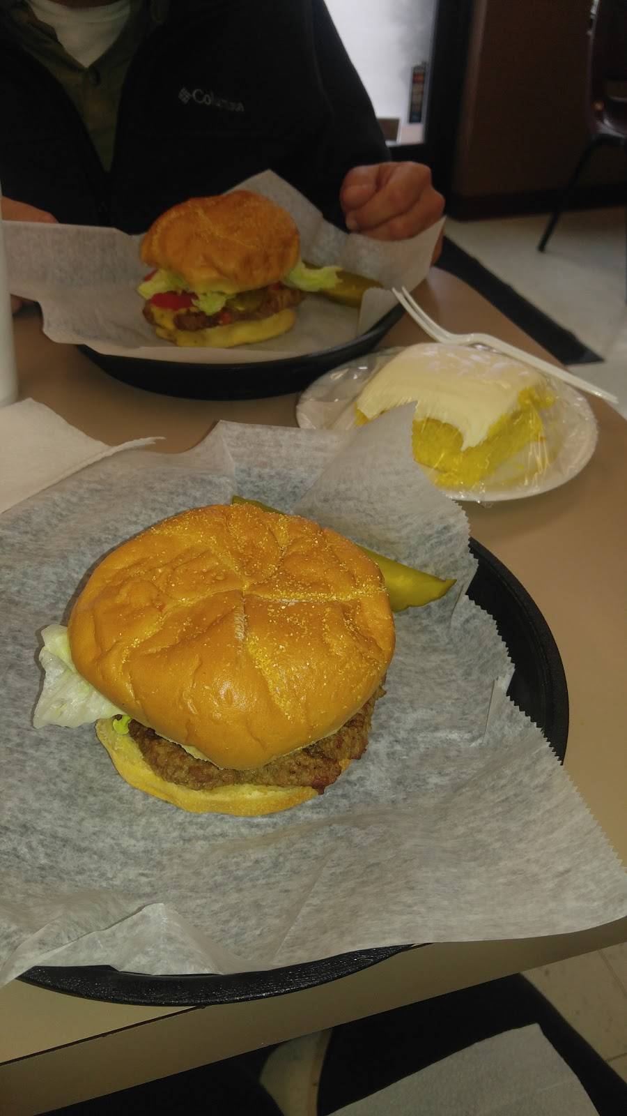 Ebs Eats & Treats | restaurant | 4620 Mill Branch Ln, Knoxville, TN 37938, USA | 8659222227 OR +1 865-922-2227