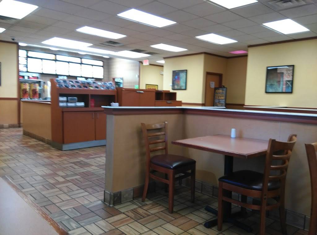 Bojangles Famous Chicken n Biscuits | meal takeaway | 6135 Oxon Hill Rd, Oxon Hill, MD 20745, USA | 3018394583 OR +1 301-839-4583