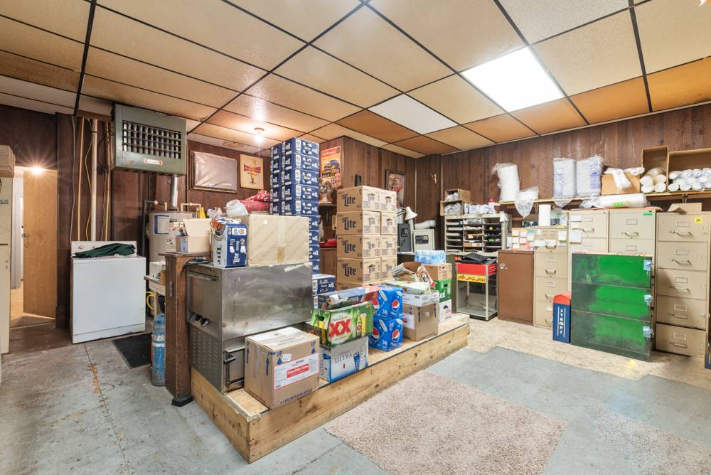 Vals Place - Two Doors Down | restaurant | 1 S Meridian St, Redkey, IN 47373, USA | 7653693912 OR +1 765-369-3912