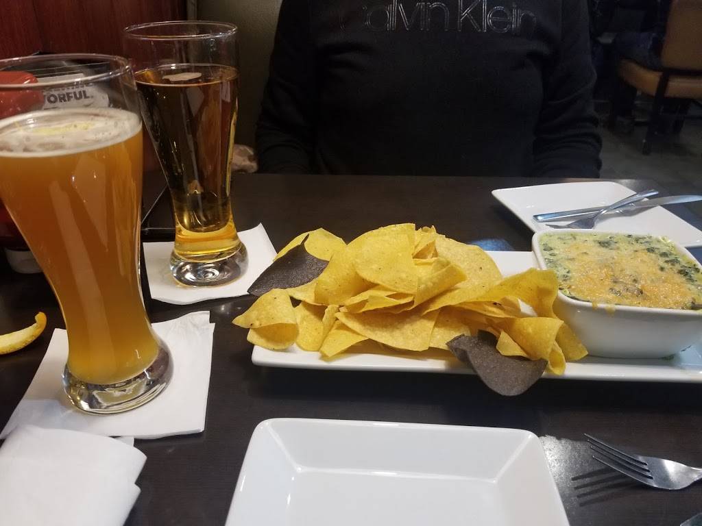 Ruby Tuesday | restaurant | North Terminal, Between Gates D23 and D24, W G Rogell Dr, Detroit, MI 48242, USA | 7344425761 OR +1 734-442-5761