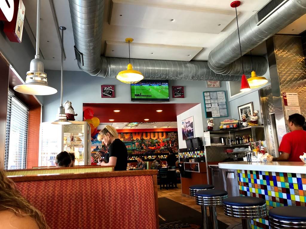 Hollywood Grill | restaurant | 2246, 1601 W North Ave, Chicago, IL 60622, USA | 7733951818 OR +1 773-395-1818