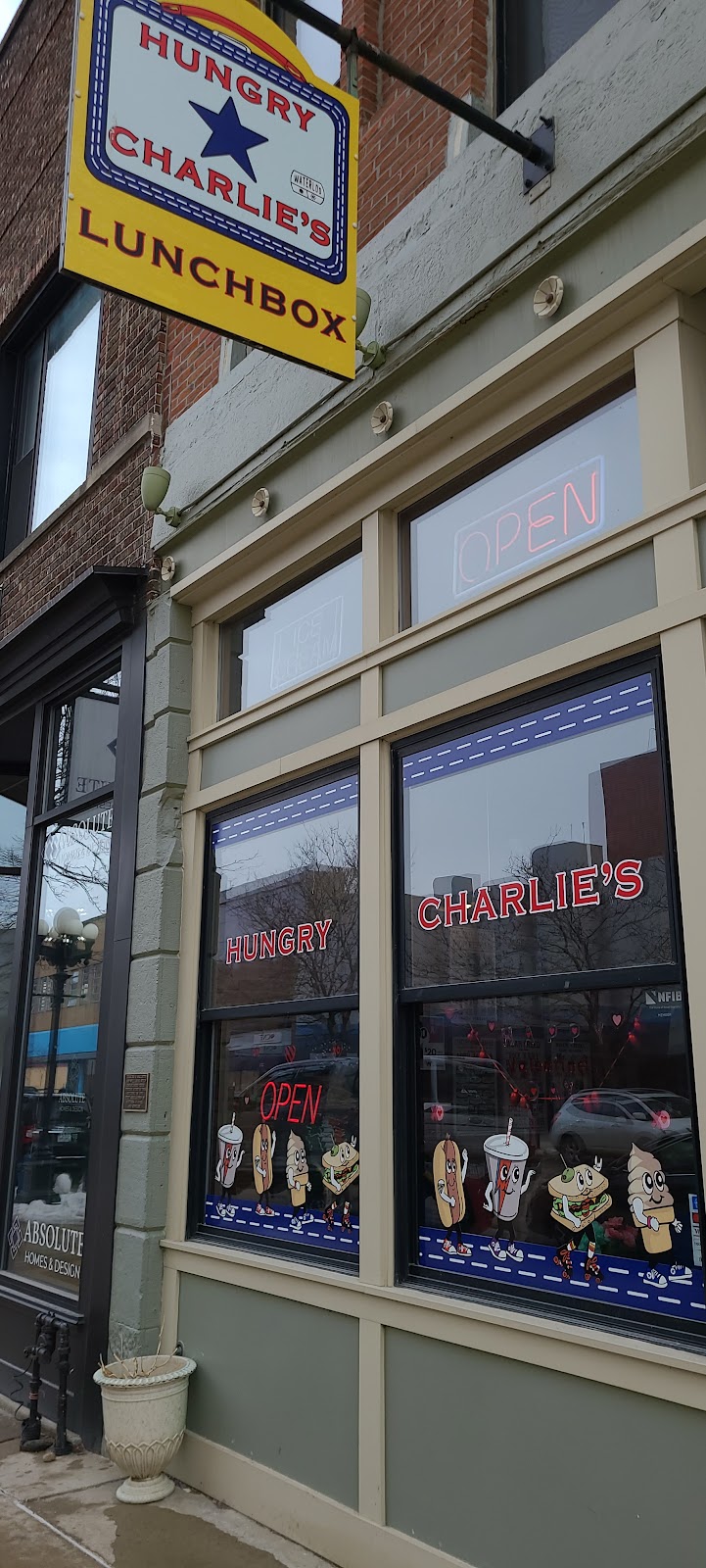 Hungry Charlies Lunchbox | restaurant | 206 E 4th St, Waterloo, IA 50703, USA | 3196109355 OR +1 319-610-9355