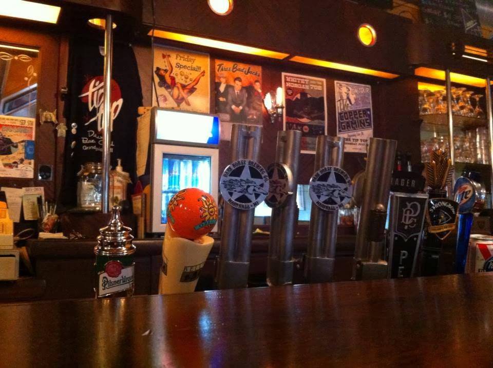 Tip Top Deluxe Bar & Grill | restaurant | 760 Butterworth St SW, Grand Rapids, MI 49504, USA | 6162723910 OR +1 616-272-3910