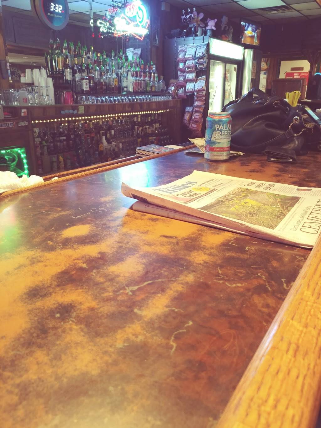 Beach Pub | restaurant | 1022 W Front St, Buffalo, IA 52728, USA | 5633812552 OR +1 563-381-2552