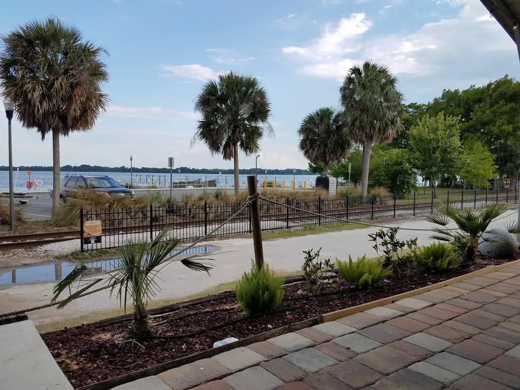 Puddle Jumpers | restaurant | 111 W Ruby St, Tavares, FL 32778, USA | 3525085862 OR +1 352-508-5862